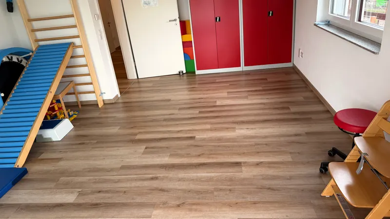 Bewegungsraum für Ergotherapie und Logopädie mit Sprossenwand und Rollenrutsche