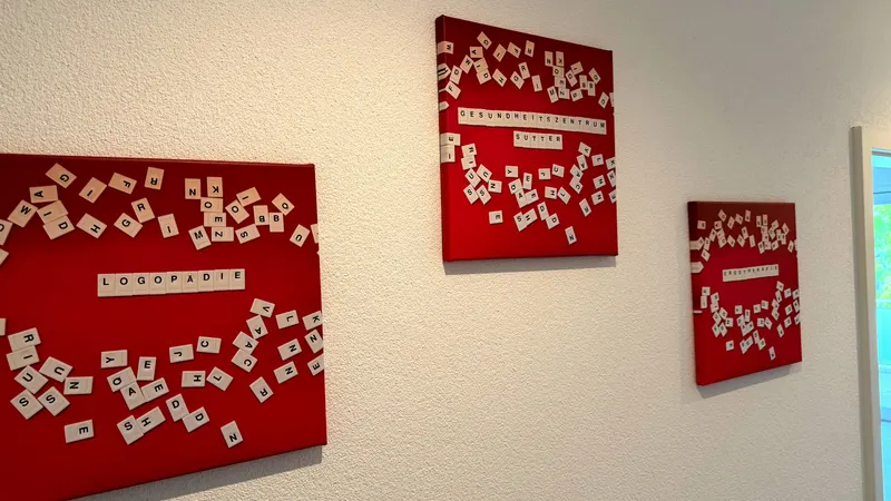 Buchstabentafeln im Flur der Logopädie