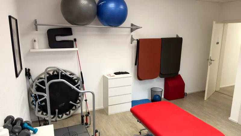 Übungsbereich der Physiotherapie mit Trampolin, Gymnastikbällen und Hanteln